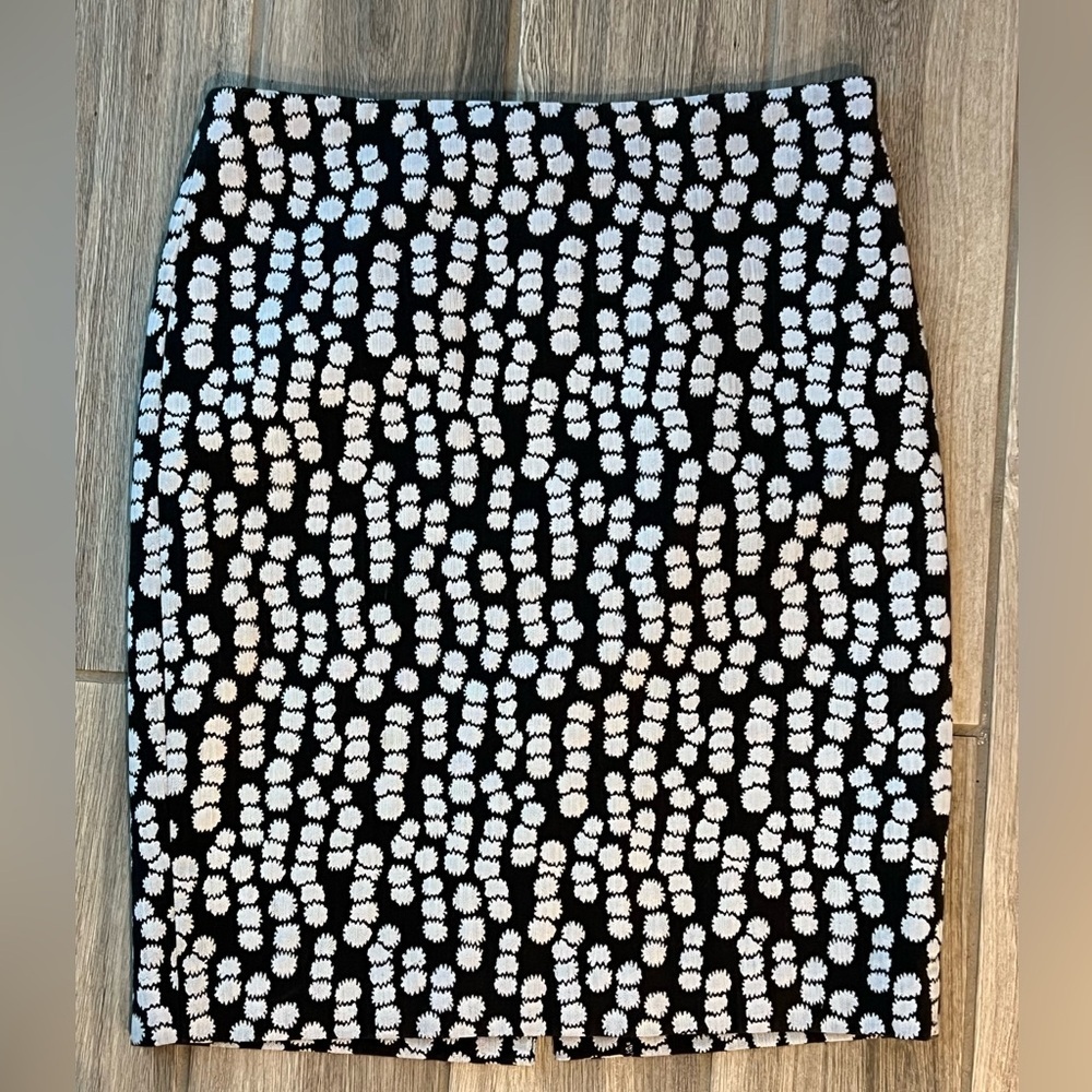 Ann Taylor Black and White Skirt Size 8